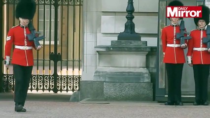 Oups ! Un soldat glisse pendant la relève de la garde à Buckingham Palace !