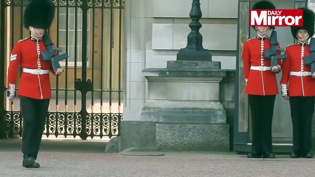 Oups ! Un soldat glisse pendant la relève de la garde à Buckingham Palace !
