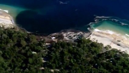 Un trou géant avale un camping sur une plage !