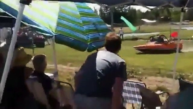 Un bateau percute la foule lors d'une course