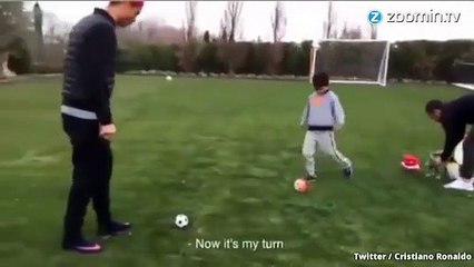 Ronaldo montre à son fils comment tirer un coup-franc