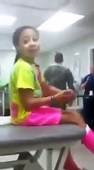 Un docteur donne des conseils à une fille qui vient d’avoir un plâtre en rappant