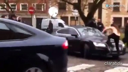 Procès Carlton: 3 Femen se jetent sur la voiture de DSK