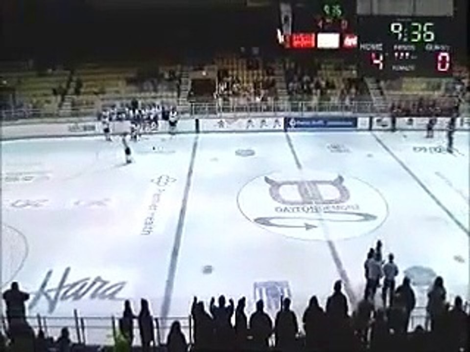 Hockey sur glace : une bagarre qui se finit avec un câlin et une bière !