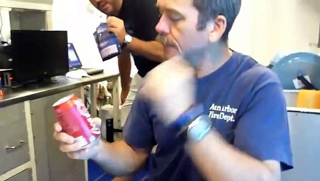 Ouvrir une canette de Coca-Cola au fond de l'océan