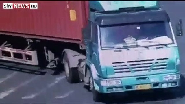 Un cycliste échappe miraculeusement à la mort après avoir été renversé par un camion