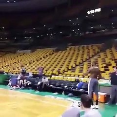 LeBron James marque un panier incroyable à l'entraînement