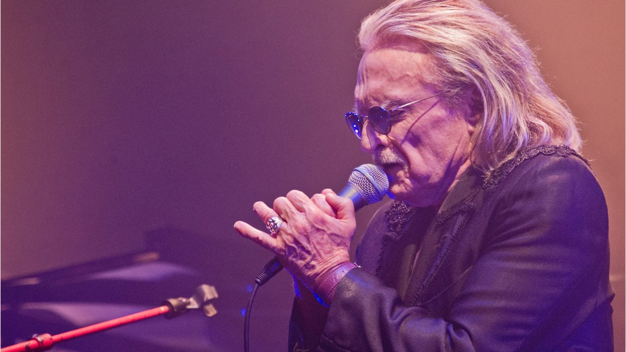 Voici - "C'était terrifiant" : le frère de Christophe, Gérard Bevilacqua, revient sur les obsèques "lamentables" du chanteur