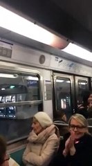 Un conducteur de métro chante pour faire patienter ses passagers