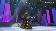 Laury Thilleman défile pour la France lors de Miss Univers