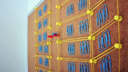 C’est fou ce qu’on peut faire avec un tableau en liège, des punaises et des élastiques