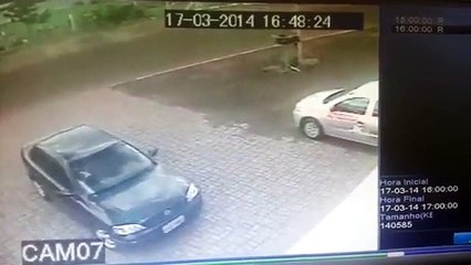 Renversé par une camionnette, ce cycliste atterrit sur un matelas