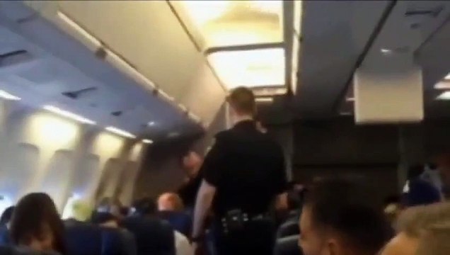 Débarquée d'un avion pour avoir chanté Whitney Houston