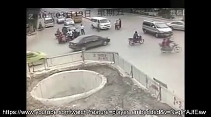 Un motocycliste, 3 collisions!