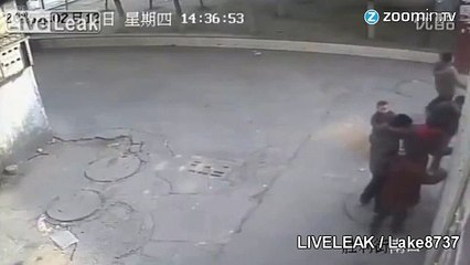 Un enfant balance un pétard, c´est l´explosion massive