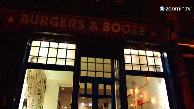 Anvers: un café sert un hamburger noir de noir