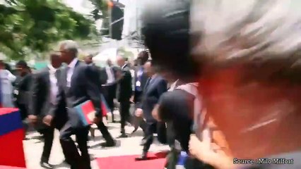 François Hollande manque de tomber lors de sa visite à Haïti