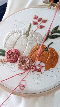 Kit de broderie automne, citrouille et fleurs d'automne, tutoriel pour les débutants point de roue, broder les roses facilement