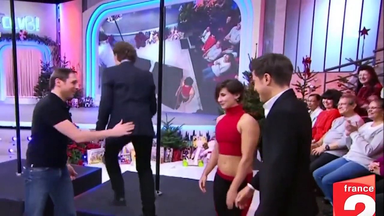 Stéphane Bern très doué à son cours de pole dance !