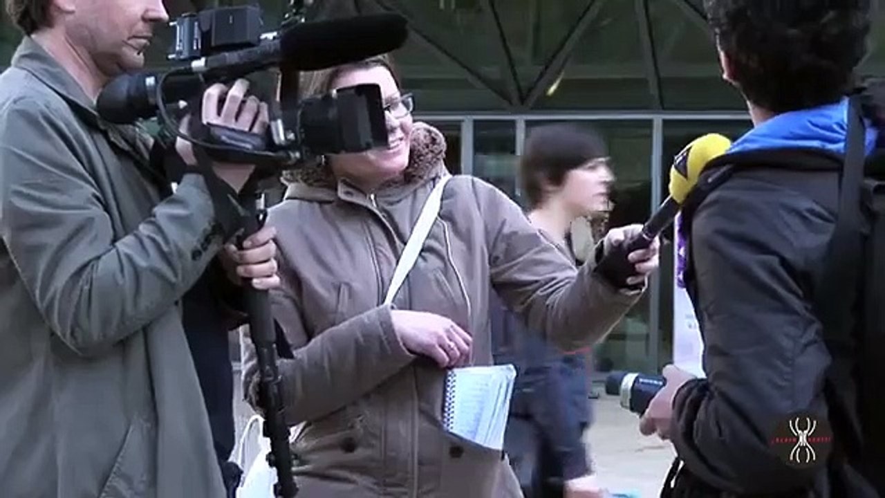 Alain Robert, le "Spiderman français" escalade la tour Total à la Défense