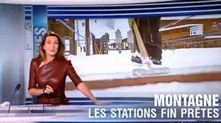 Anne-Claire Coudray présente le JT de Noël en cuir et sans soutien-gorge