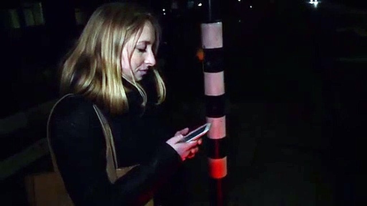 Public Buzz : Une société invente le feu rouge spécial geek. Idéal pour twitter en toute sécurité