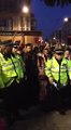 Des policiers amusent la foule ivre lors du carnaval de Notting Hill