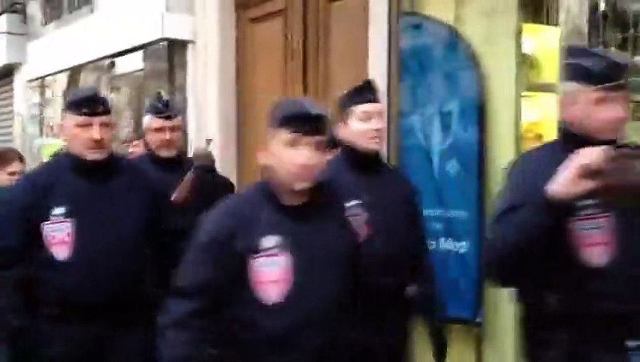 Marche républicaine : policiers et gendarmes acclamés par la foule