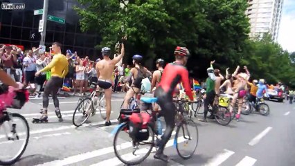 Ils font du vélo nus !