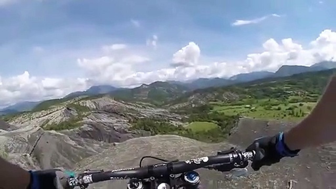 Descente extrême en VTT dans les Alpes