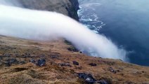 Une fabuleuse cascade de nuages filmée en Islande