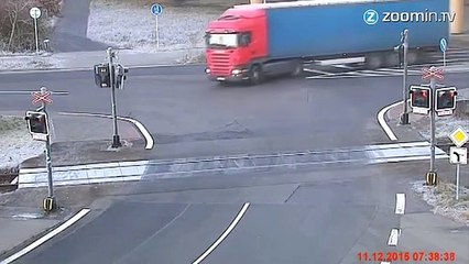 Tải video: Choc: ce train fonce à pleine vitesse sur un camion