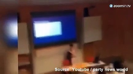 Un prof fait un strip-tease en plein cours!