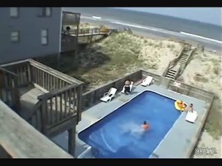 Il saute dans une piscine depuis un balcon !