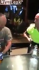 Ivres, ils rigolent en se tasant