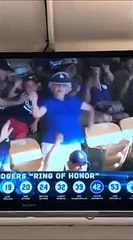 Une grand-mère choque un stade entier avec un mouvement très surprenant