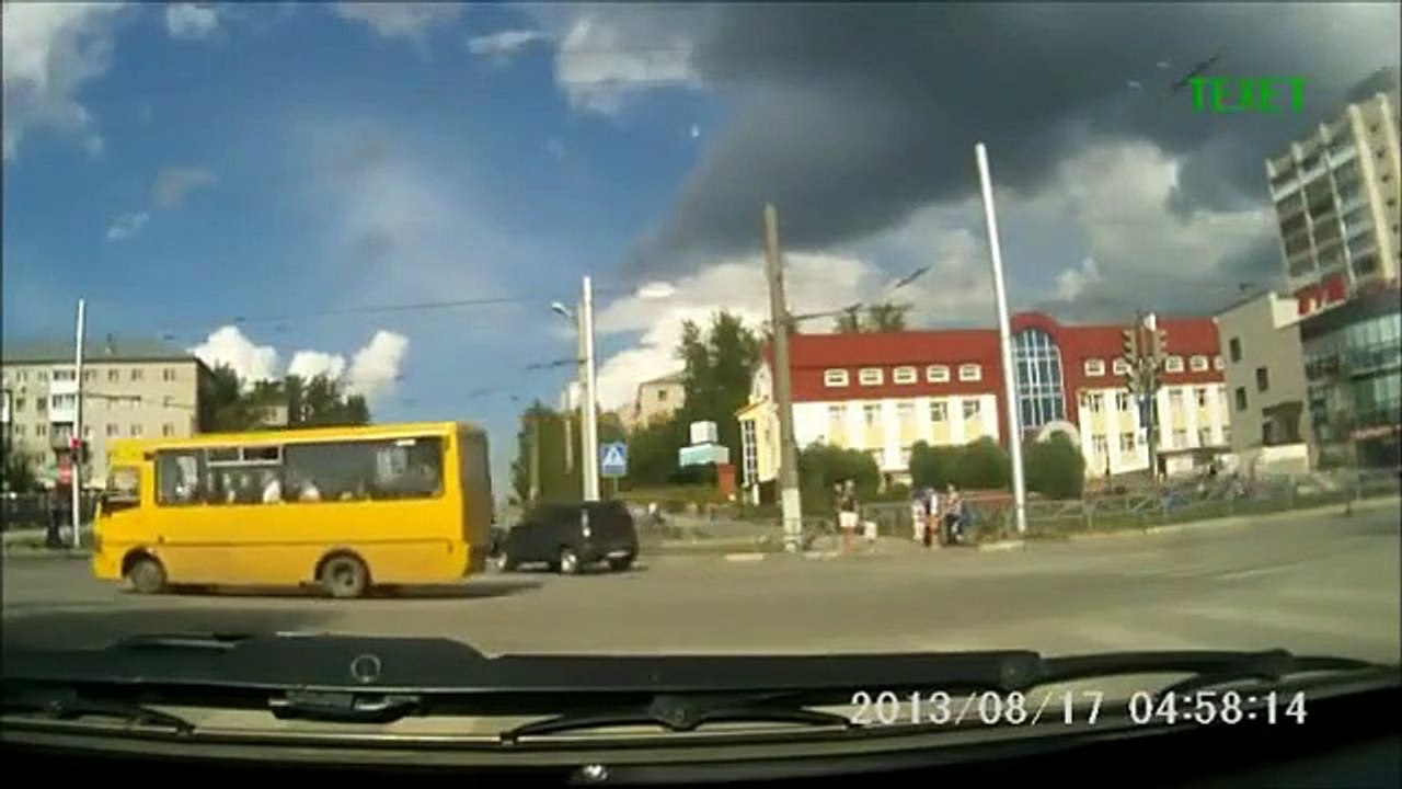 Des pietons passent très près de l'accident mortel