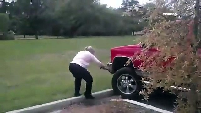 Cette grand-mère chasse un serpent à mains nues !