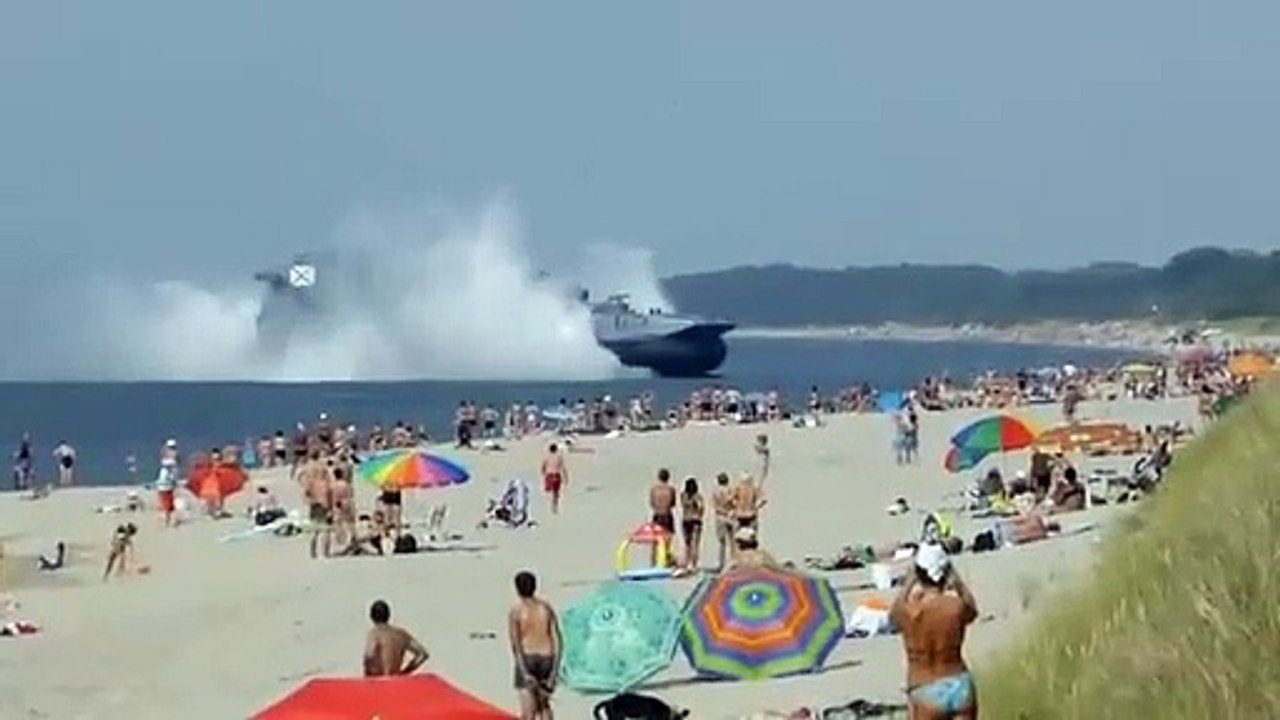 Aéroglisseur militaire sur une plage russe