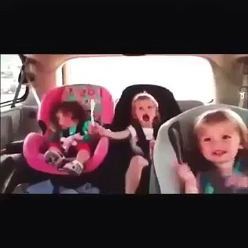 Trop mignon ! Ce bébé se réveille pour danser avec ses soeurs