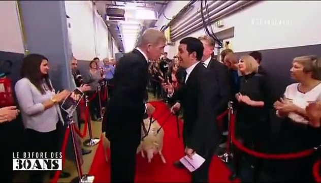 Thomas Thouroude se prend un seau d'excréments de mouton en direct