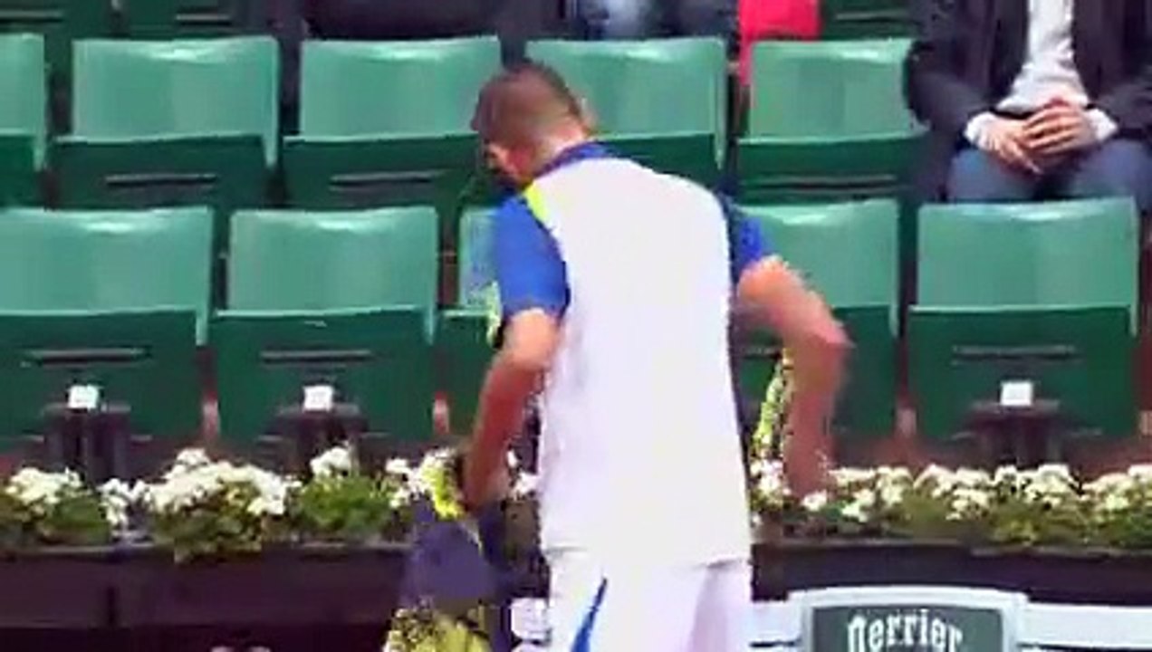 Pétage de plombs à Roland Garros : Mikhail Youzhny s'acharne contre sa raquette