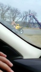 Nu sur un véhicule tout-terrain, il roule à contresens sur l'autoroute