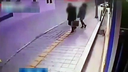 Corée du Sud : deux piétons avalés par un trottoir
