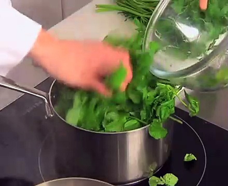 Petit bouillon vert en smoothie et julienne de légumes croquants, tuile au parmesan