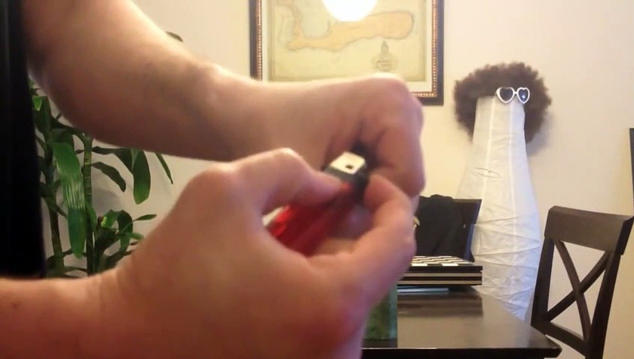 Il allume une bougie en lançant une boule de feu avec sa main