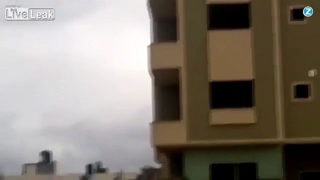 Il chute de trois étages et retombe sur ses pattes...