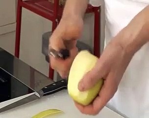 Mille-feuille de filo caramélisé à la rhubarbe et aux framboises