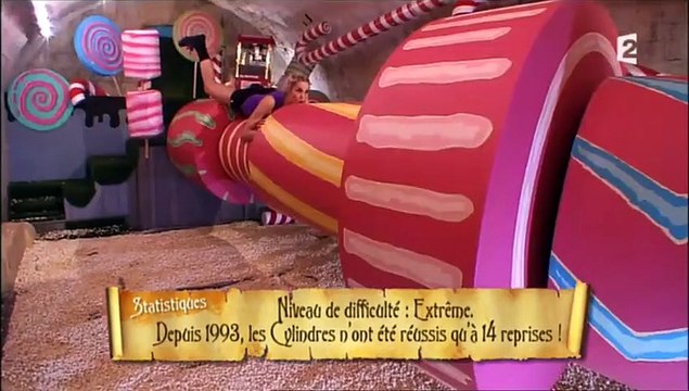 Camille Lou sexy dans l'épreuve des cylindres de Fort Boyard