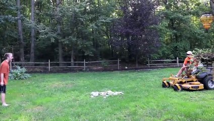 Un père détruit les jeux vidéo de son fils avec une tondeuse à gazon